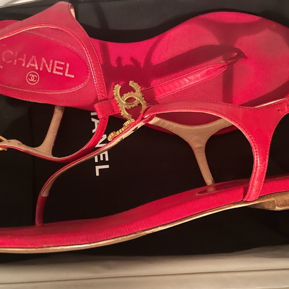 CHANEL Red Leather and Grosgrain Thong Sandals with Gold Metal Logo Size 38 - Picture 3 of 8